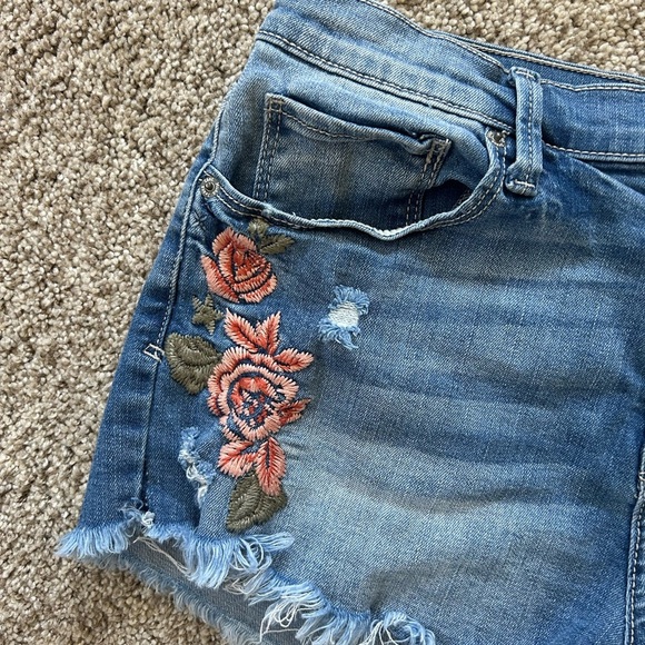 Mudd High Rise Shortie Flx Stretch embroidered floral Jean shorts. EUC. Festival - Picture 3 of 10